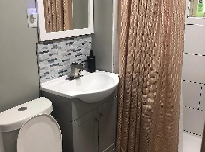 A Hidden Gem, Approx 15 Mins To Downtown Chicago! *