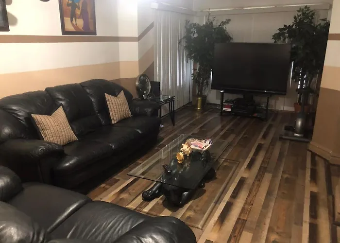 Homestay A Hidden Gem, Approx 15 Mins To Downtown Chicago! *