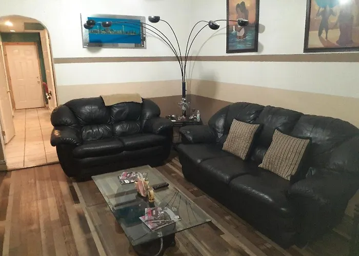 A Hidden Gem, Approx 15 Mins To Downtown Chicago! * Chicago